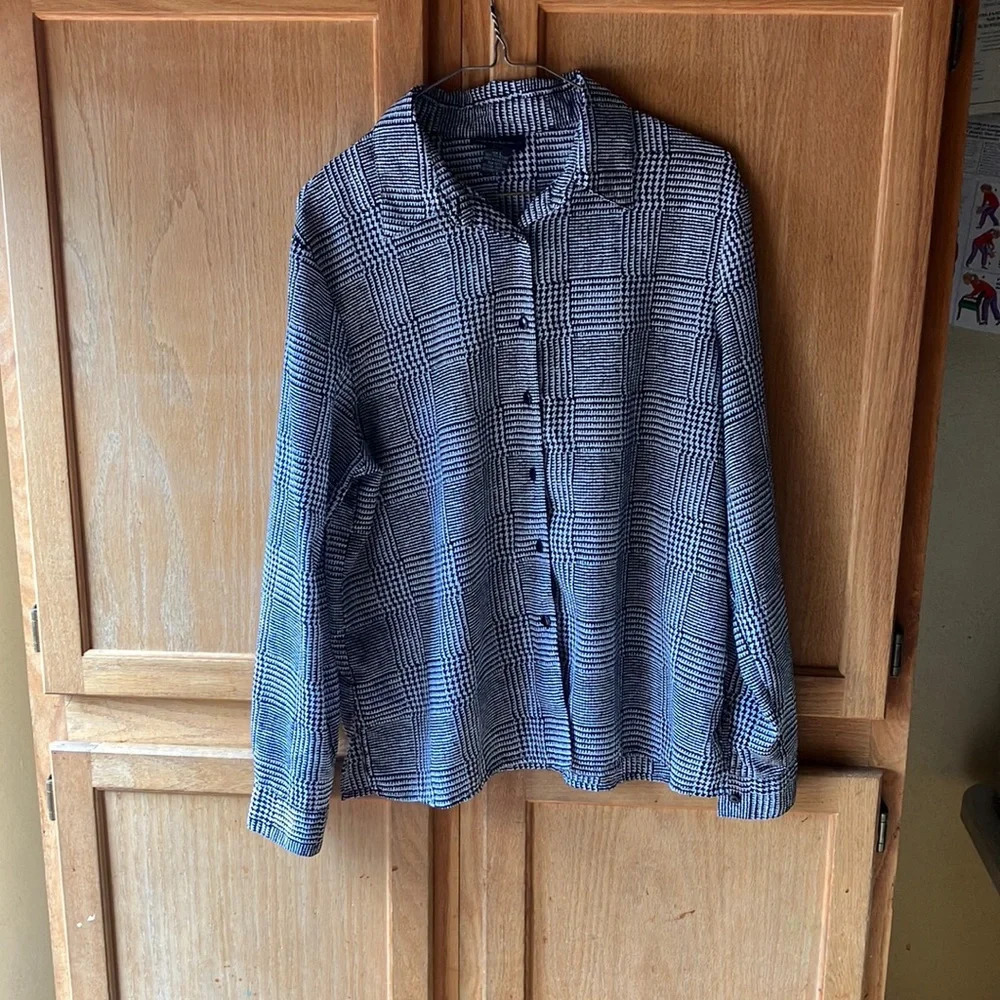 NOTATIONS Black & White patterned long sleeve 100 percent polyester shirt. Large